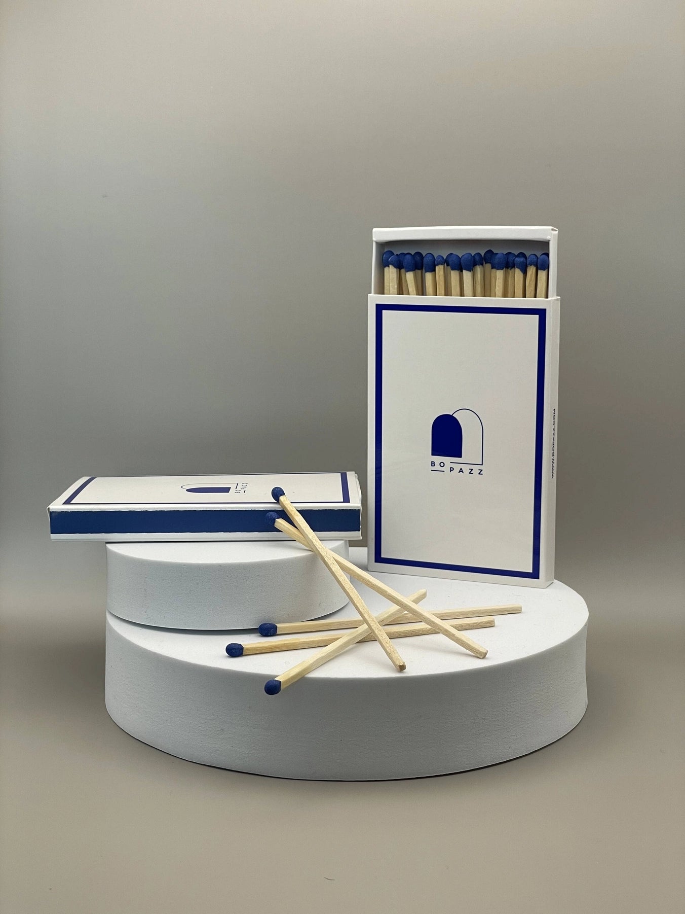 Grande boite d'allumettes blanche et bleu